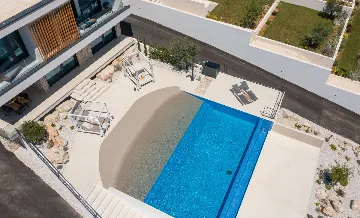 Contemporary 5-Bedroom Villa with Heated Pool, Jezera