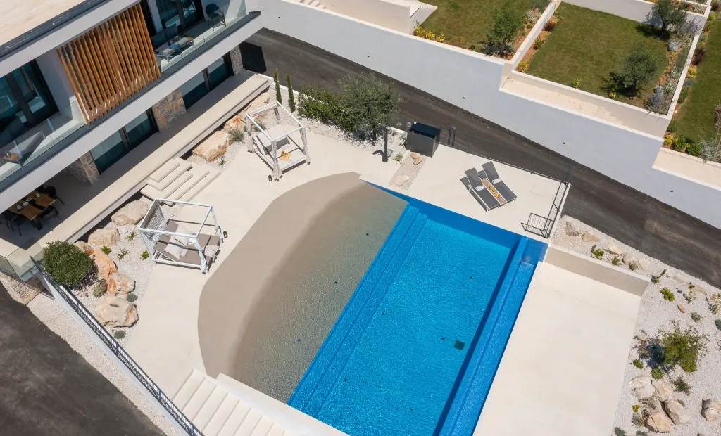 Contemporary 5-Bedroom Villa with Heated Pool, Jezera