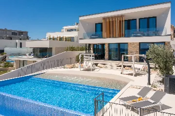 Contemporary 5-Bedroom Villa with Heated Pool, Jezera
