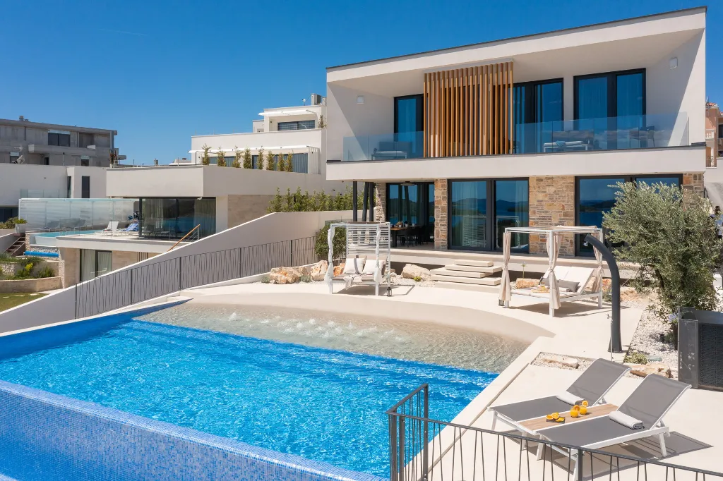 Contemporary 5-Bedroom Villa with Heated Pool, Jezera