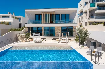 Contemporary 5-Bedroom Villa with Heated Pool, Jezera