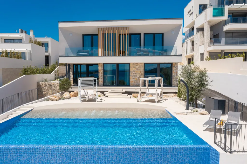 Contemporary 5-Bedroom Villa with Heated Pool, Jezera