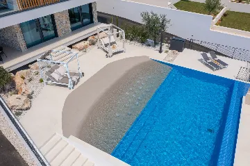 Contemporary 5-Bedroom Villa with Heated Pool, Jezera