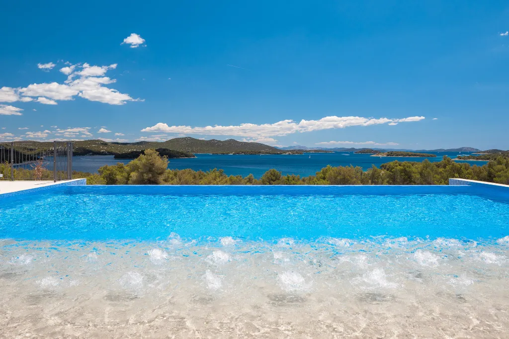 Contemporary 5-Bedroom Villa with Heated Pool, Jezera