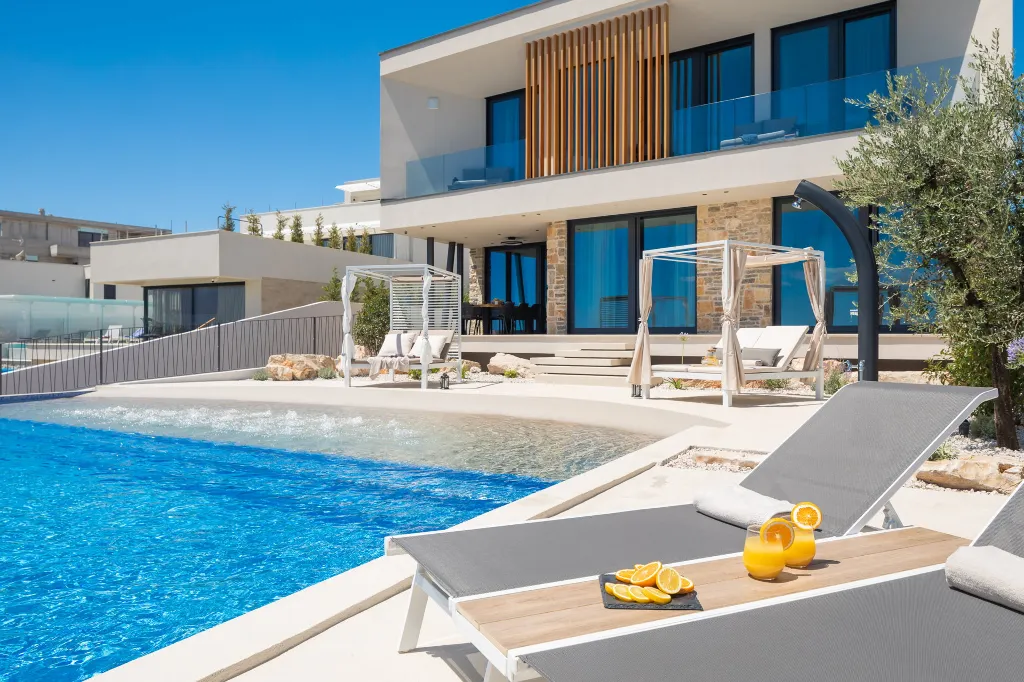 Contemporary 5-Bedroom Villa with Heated Pool, Jezera
