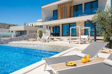 Contemporary 5-Bedroom Villa with Heated Pool, Jezera