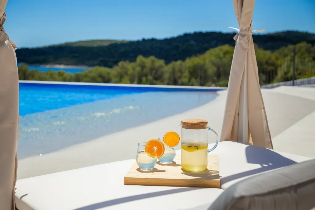 Contemporary 5-Bedroom Villa with Heated Pool, Jezera