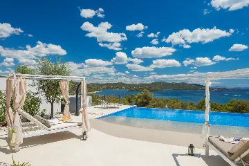 Contemporary 5-Bedroom Villa with Heated Pool, Jezera