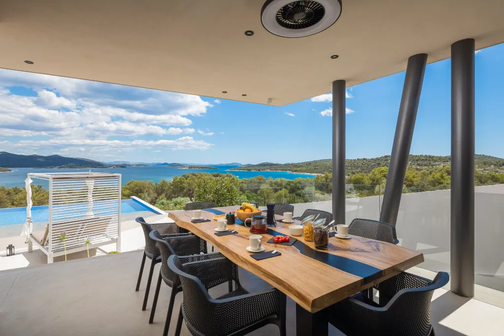 Contemporary 5-Bedroom Villa with Heated Pool, Jezera