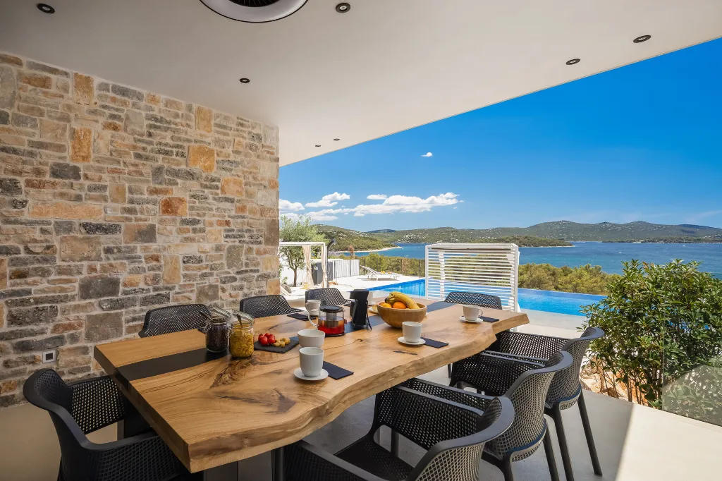 Contemporary 5-Bedroom Villa with Heated Pool, Jezera