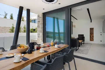 Contemporary 5-Bedroom Villa with Heated Pool, Jezera