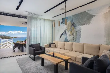 Contemporary 5-Bedroom Villa with Heated Pool, Jezera