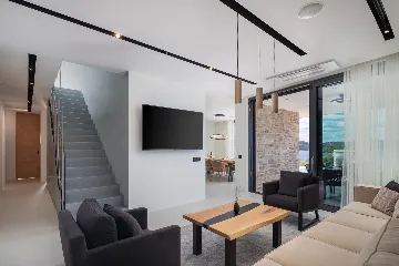 Contemporary 5-Bedroom Villa with Heated Pool, Jezera