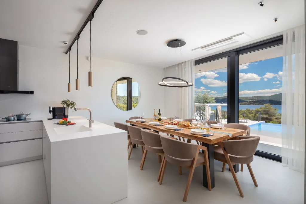 Contemporary 5-Bedroom Villa with Heated Pool, Jezera