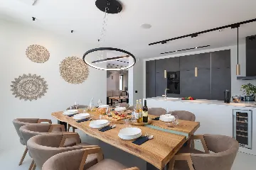 Contemporary 5-Bedroom Villa with Heated Pool, Jezera