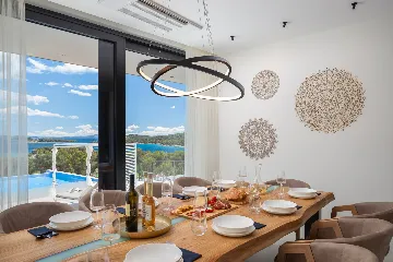 Contemporary 5-Bedroom Villa with Heated Pool, Jezera