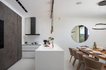 Contemporary 5-Bedroom Villa with Heated Pool, Jezera