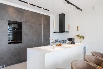 Contemporary 5-Bedroom Villa with Heated Pool, Jezera