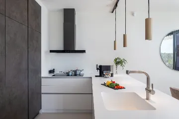 Contemporary 5-Bedroom Villa with Heated Pool, Jezera