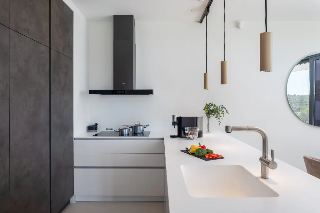 Contemporary 5-Bedroom Villa with Heated Pool, Jezera