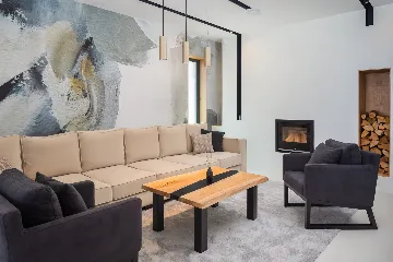 Contemporary 5-Bedroom Villa with Heated Pool, Jezera