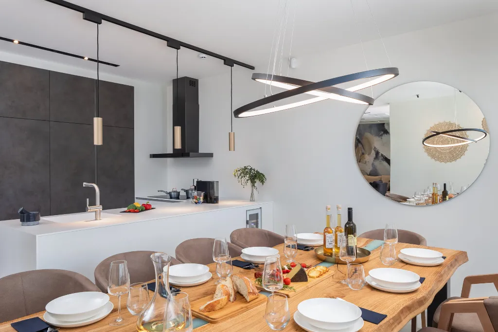 Contemporary 5-Bedroom Villa with Heated Pool, Jezera