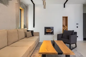 Contemporary 5-Bedroom Villa with Heated Pool, Jezera