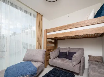 Contemporary 5-Bedroom Villa with Heated Pool, Jezera