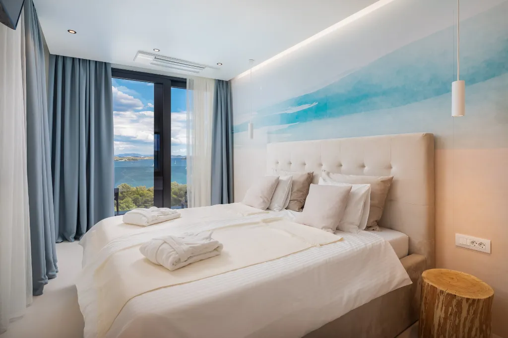 Contemporary 5-Bedroom Villa with Heated Pool, Jezera