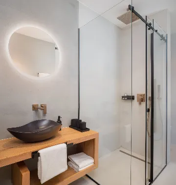 Contemporary 5-Bedroom Villa with Heated Pool, Jezera