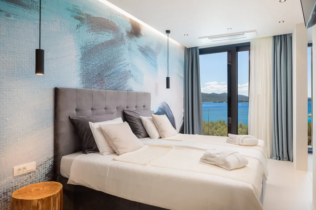 Contemporary 5-Bedroom Villa with Heated Pool, Jezera