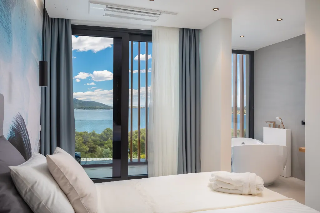 Contemporary 5-Bedroom Villa with Heated Pool, Jezera