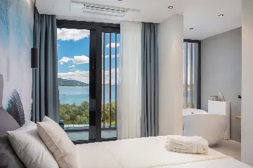 Contemporary 5-Bedroom Villa with Heated Pool, Jezera