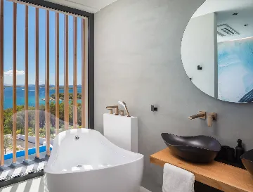 Contemporary 5-Bedroom Villa with Heated Pool, Jezera