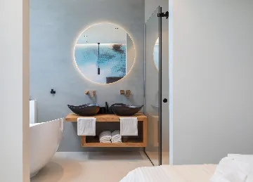 Contemporary 5-Bedroom Villa with Heated Pool, Jezera