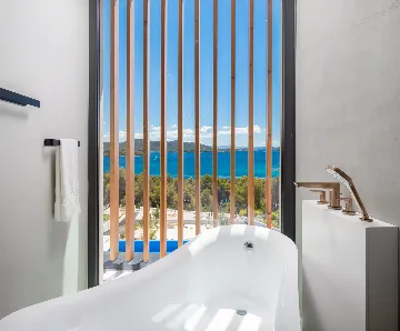 Contemporary 5-Bedroom Villa with Heated Pool, Jezera