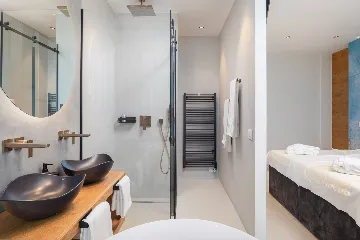 Contemporary 5-Bedroom Villa with Heated Pool, Jezera