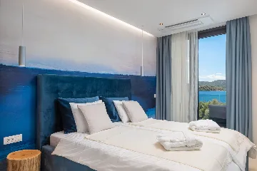 Contemporary 5-Bedroom Villa with Heated Pool, Jezera