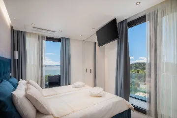 Contemporary 5-Bedroom Villa with Heated Pool, Jezera