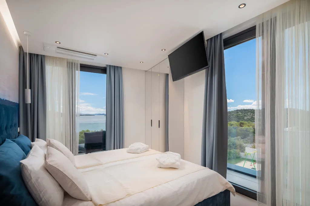 Contemporary 5-Bedroom Villa with Heated Pool, Jezera