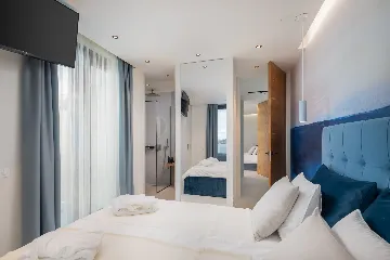 Contemporary 5-Bedroom Villa with Heated Pool, Jezera