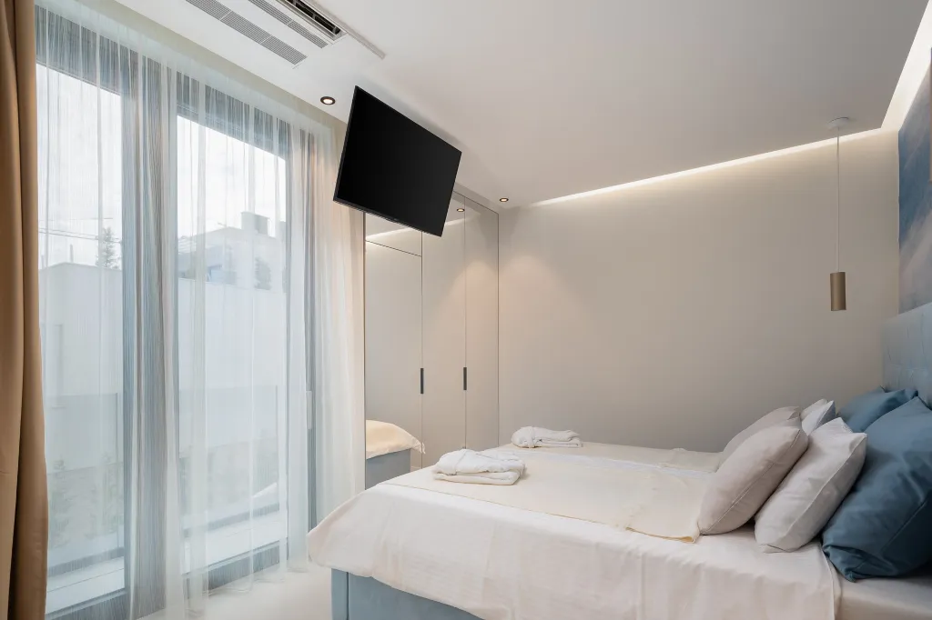 Contemporary 5-Bedroom Villa with Heated Pool, Jezera