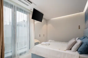 Contemporary 5-Bedroom Villa with Heated Pool, Jezera