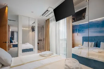 Contemporary 5-Bedroom Villa with Heated Pool, Jezera