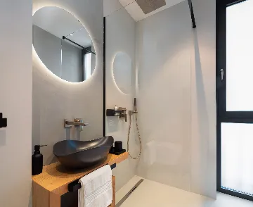 Contemporary 5-Bedroom Villa with Heated Pool, Jezera