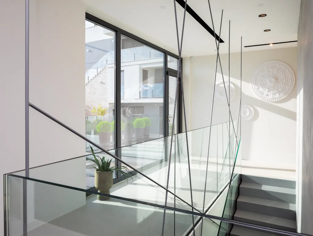 Contemporary 5-Bedroom Villa with Heated Pool, Jezera