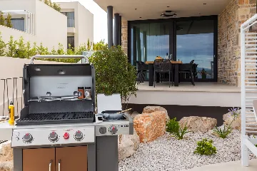 Contemporary 5-Bedroom Villa with Heated Pool, Jezera