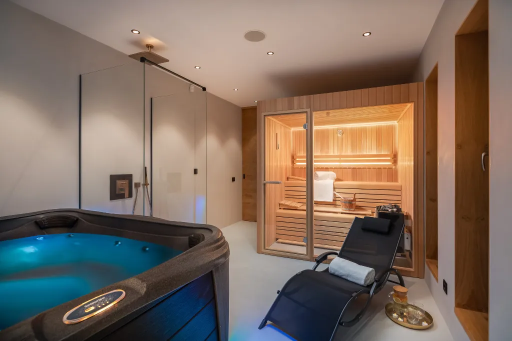 Contemporary 5-Bedroom Villa with Heated Pool, Jezera