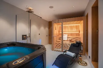 Contemporary 5-Bedroom Villa with Heated Pool, Jezera