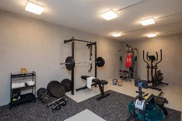 Contemporary 5-Bedroom Villa with Heated Pool, Jezera